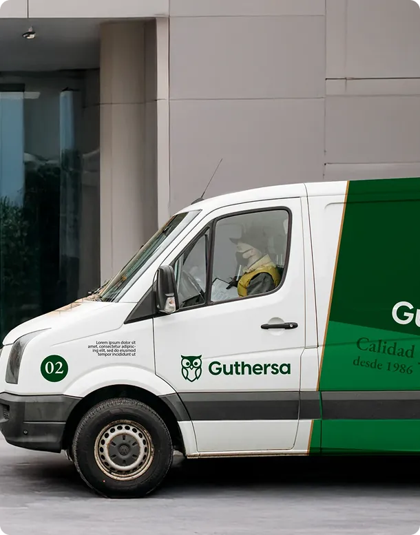 Camioneta de Guthersa realizando un servicio de entrega de equipos.