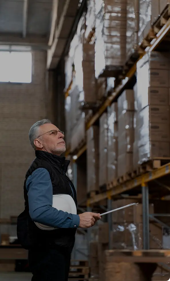 Hombre trabajando en almacén